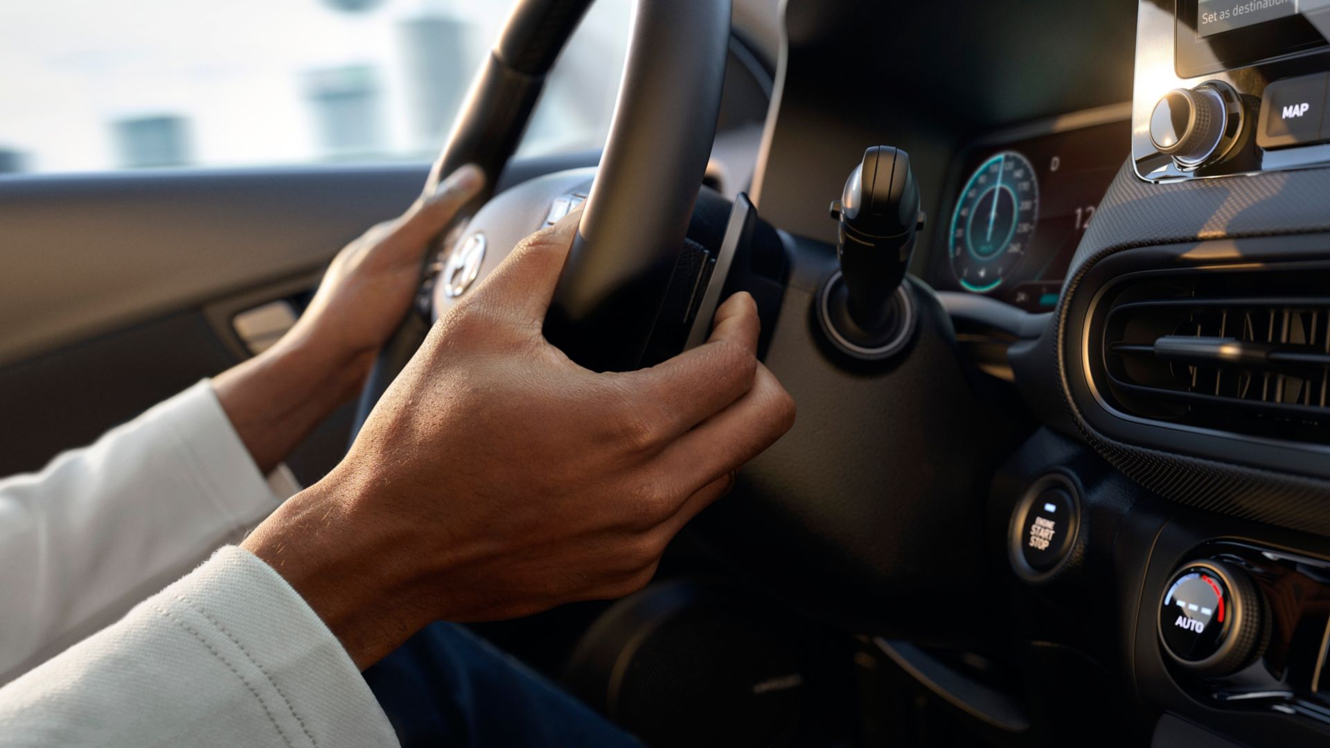 Plan rapproché sur les palettes de changement de vitesse du SUV urbain Hyundai KONA Hybrid.